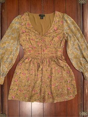 House of Harlow 1960 Mustard Yellow Top with Pink Trim, size Medium